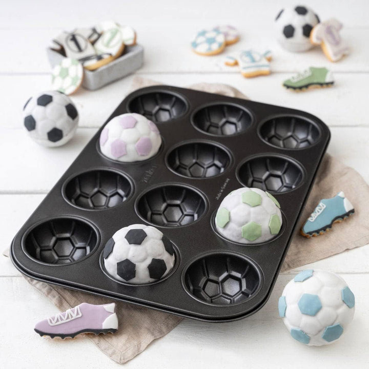 Zenker 12Er Muffinform – Muffinbackblech Für Muffins Und Cupcakes Aus Der Serie Soccer Baking– Hitzebeständiges 12Er Muffinblech Mit Antihaftbeschichtung, Schwarz